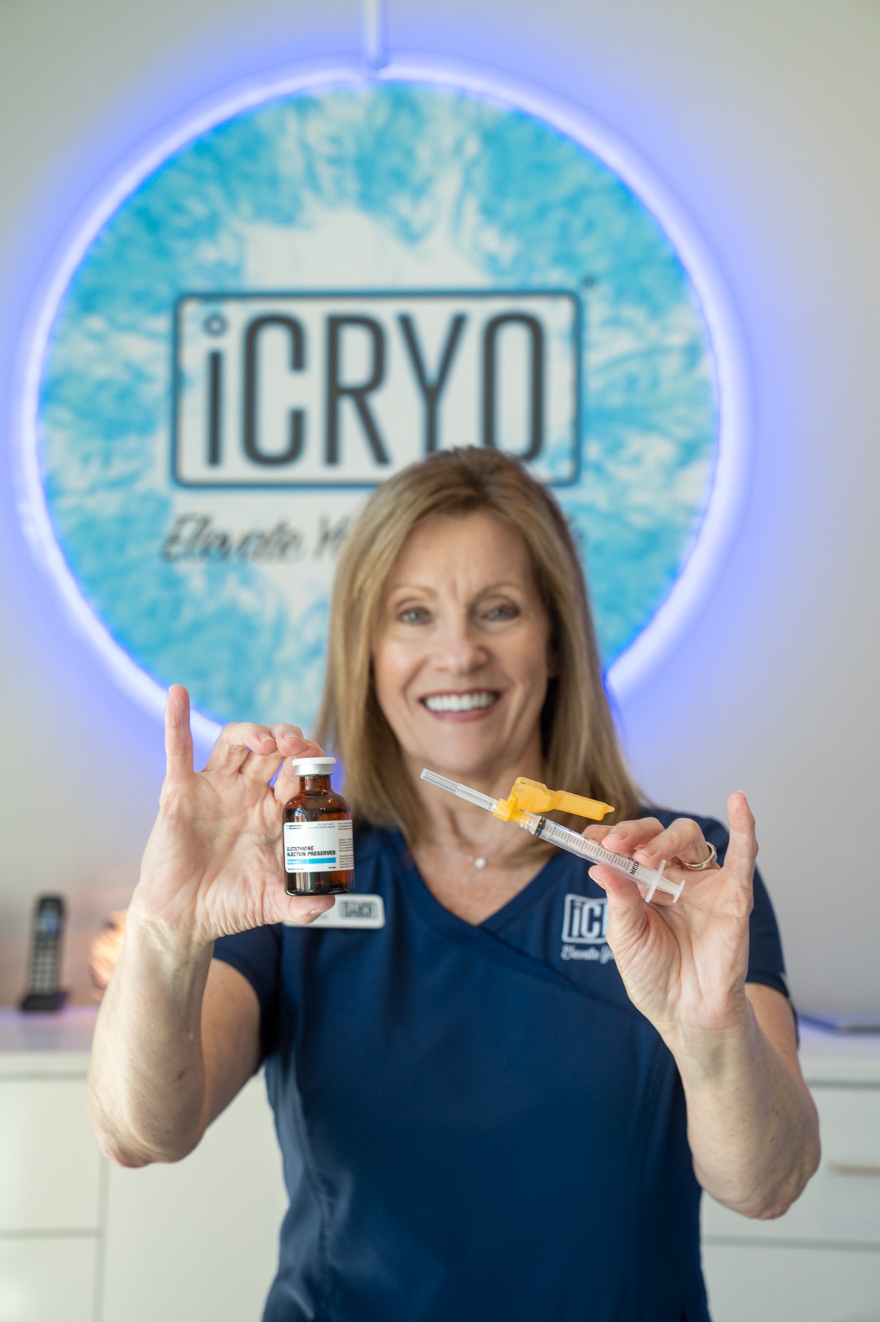 iCRYO Branford registered nurse holding glutathione IM shot vial and syringe