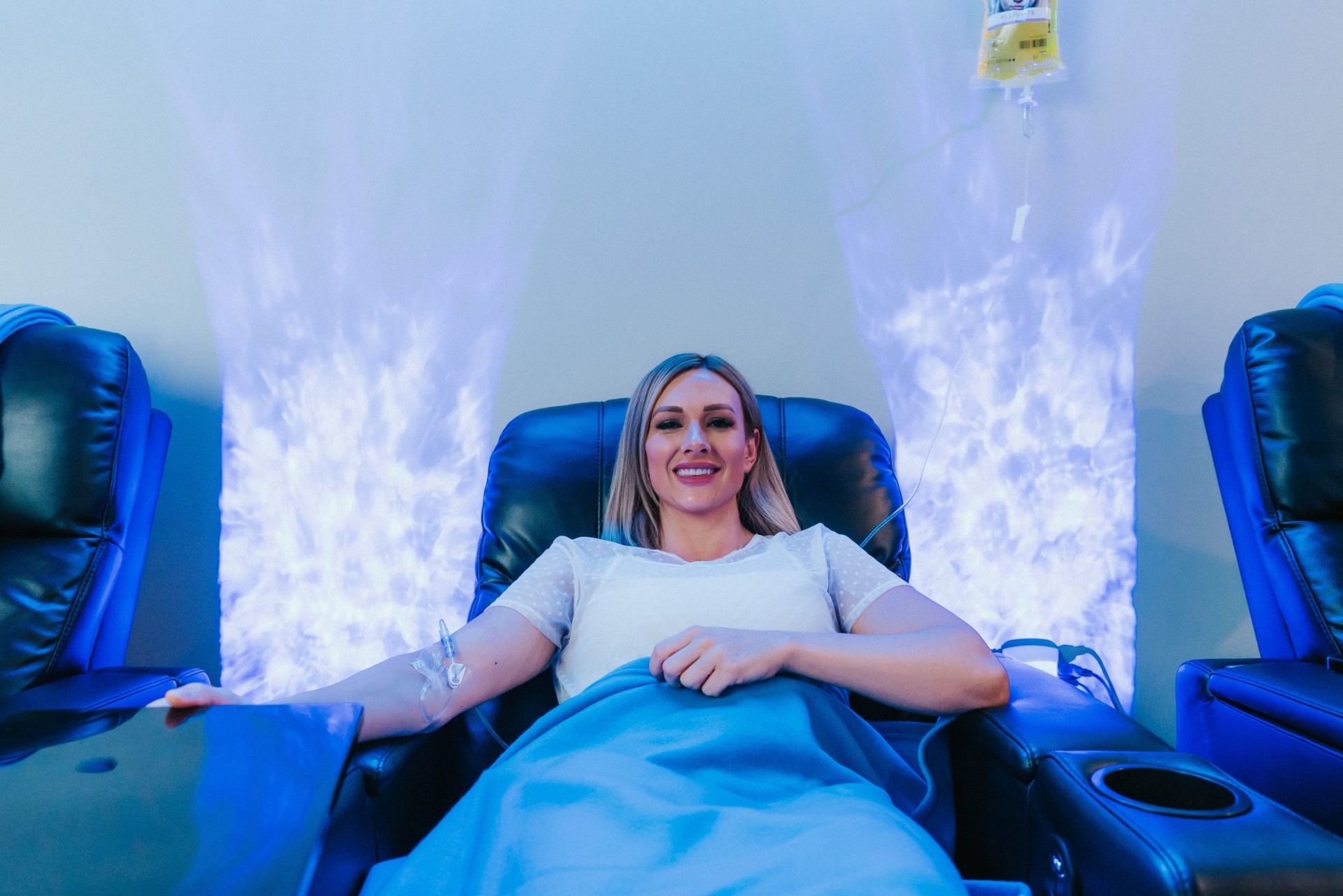 iCRYO Branford guest relaxing during an IV drip