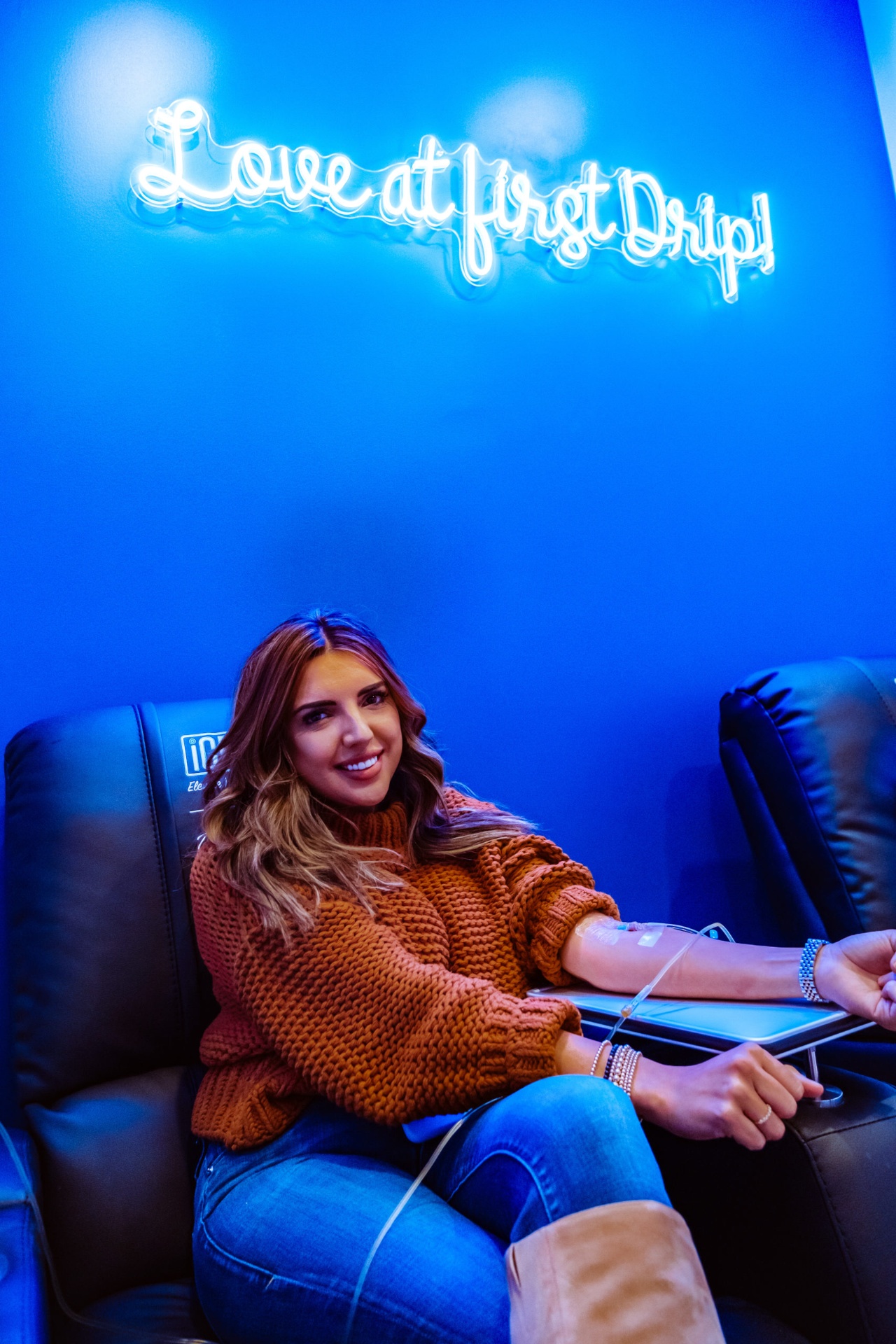 iCRYO Branford guest receiving an IV drip in the private IV lounge