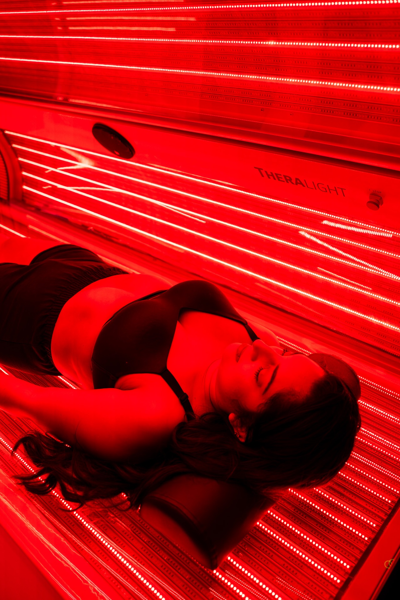 iCRYO Branford guest enjoying red light therapy