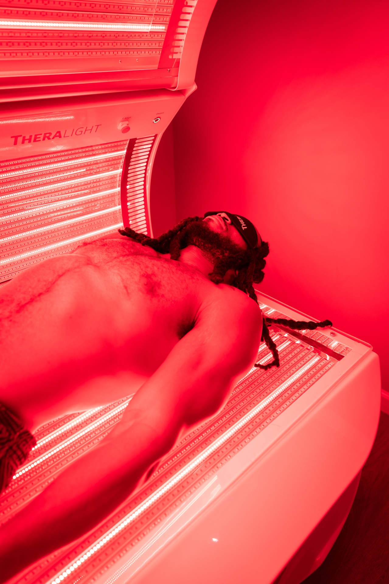 Full-Body Light Bed at iCRYO Branford